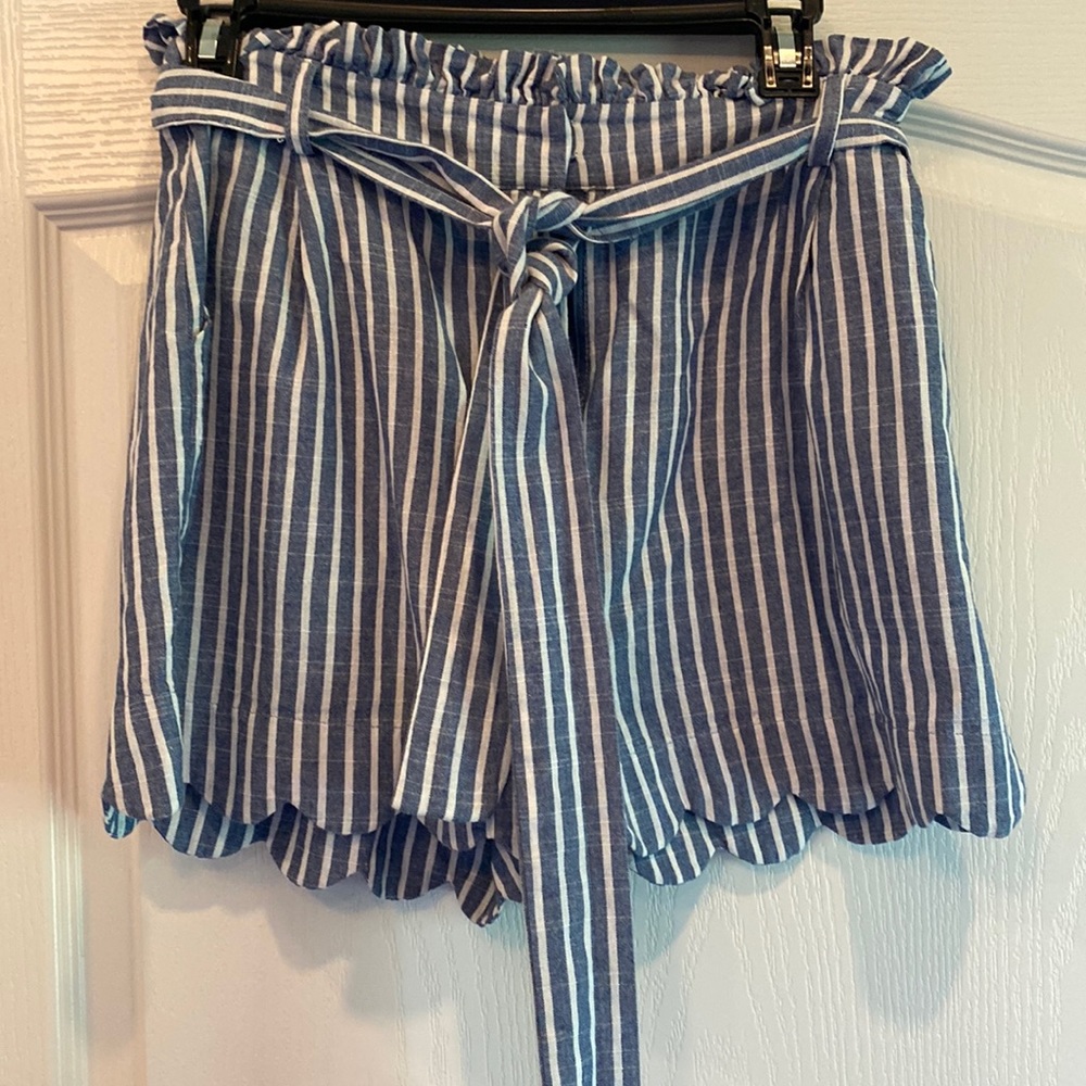 Linen bag shorts. Pockets and cute scalloped hem.